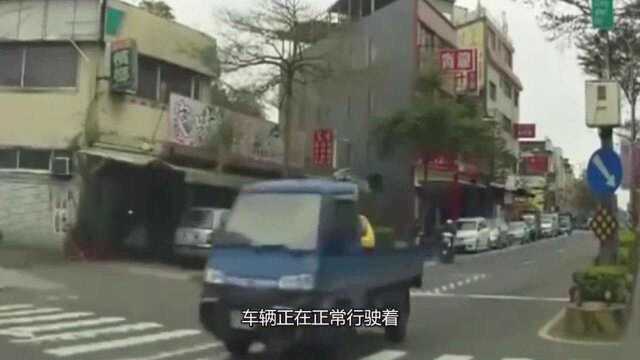 电车女强行变道不说,还对“恩人”做出如此举动,良心何在?