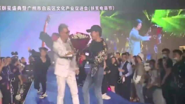 网红花姐倾情演唱《狂浪》,这嗓子真够霸气!