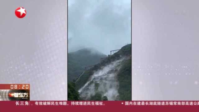 重庆巫溪:暴雨导致山体塌方 国道G242交通中断