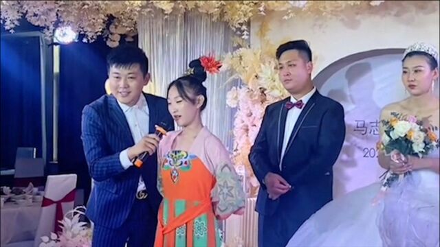 压力山大!妹妹为哥哥和嫂子送新婚祝福,哥哥听了表情不断变化!