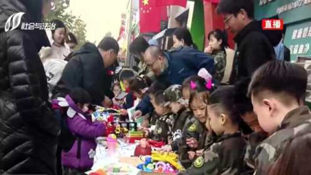 北京一幼儿园发起“情满山西我在行动”的义卖活动,一百多位孩子义卖筹款献爱心!