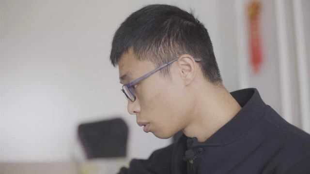 刺死霸凌者少年狱中学法 获大专文凭!终于他也有自己的毕业典礼了