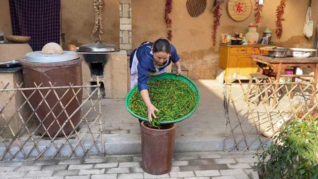 摘一筐新鲜青辣椒,自制“泡椒凤爪”太爽口了,酸辣开胃超下饭