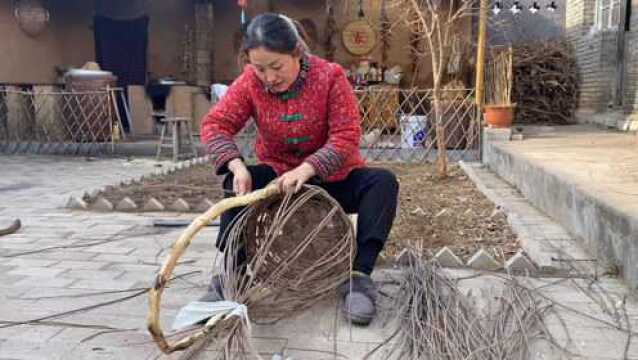 农村大山的黄荆条编成背筐,成品太惊艳了,多年的手艺流传下来