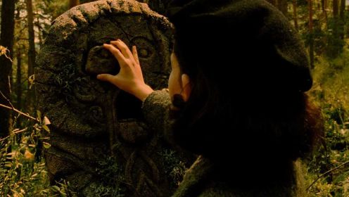 女孩意外触碰神秘石像，却释放了一只怪物精灵，从此改变人生！