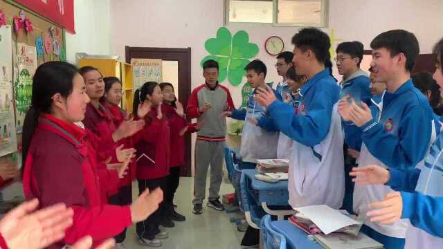 宝鸡市特殊教育学校学生与宝鸡中学学生共唱手语《国歌》