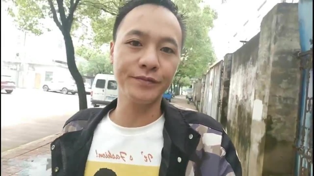 现在工厂这么缺人吗?路过工厂门口被陌生老板叫去上班,月薪5000