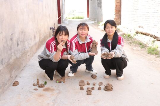 泥巴2:月月带小伙伴们用泥巴过家家,一起体验童年乐趣,真怀念