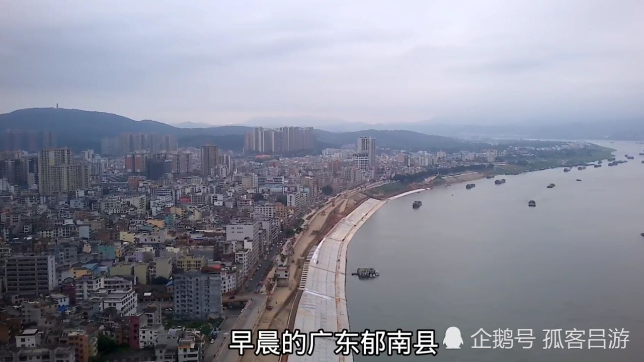 鸟瞰西江岸边的广东云浮市都城风光,这是与广西邻界的郁南县