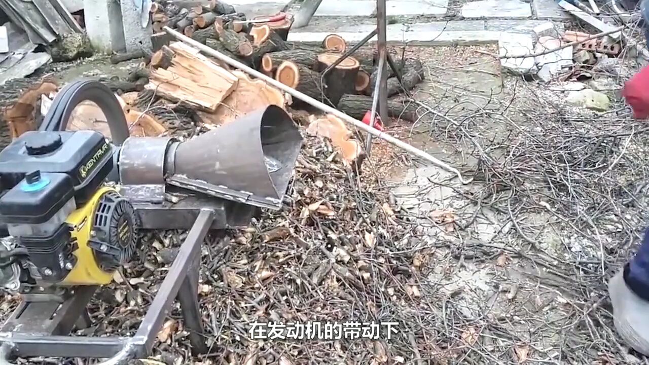 农民大叔发明"螺旋"砍柴机,一天能砍30吨木头,500元造一台