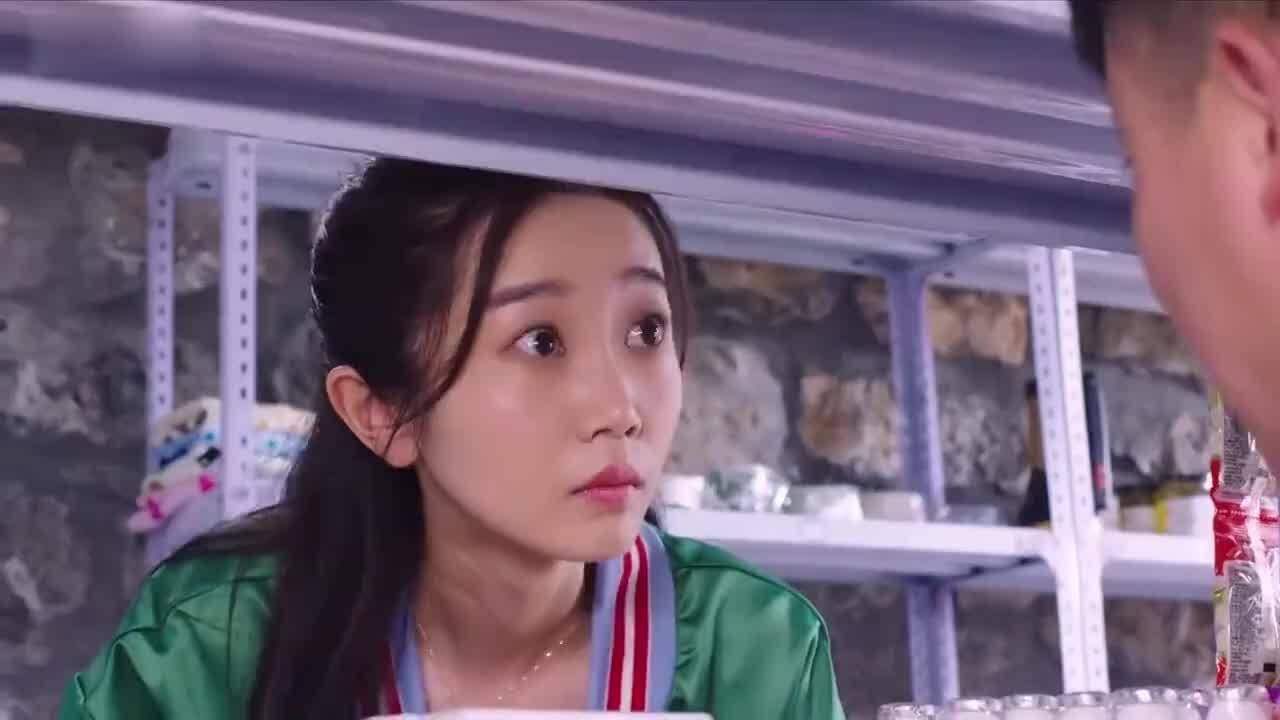 欢喜盈门:姑娘来超市买东西,老板却问个不听,图谋不轨