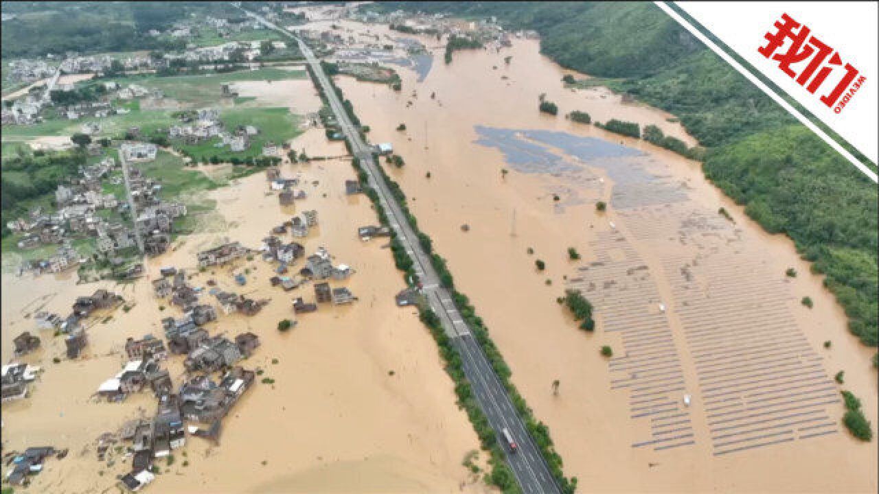 航拍广东河源暴雨救灾现场:消防乘舟搜寻被困村民 一幼儿园被淹