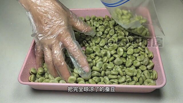 把蚕豆放锅里蒸一蒸作用真厉害,存一年不坏,省钱又实用