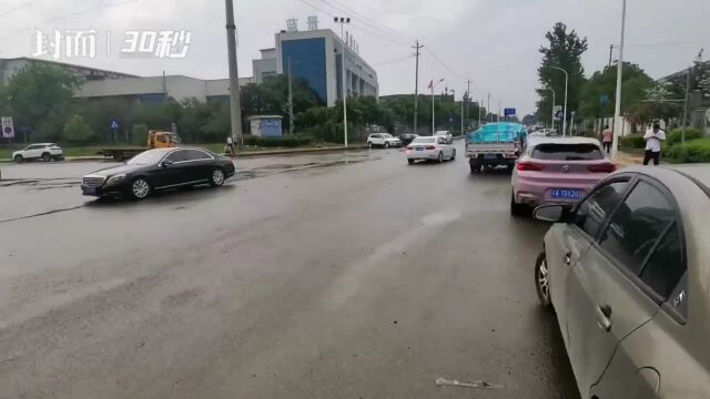 成都双流迎强降雨 黄甲街道最深处积水过膝