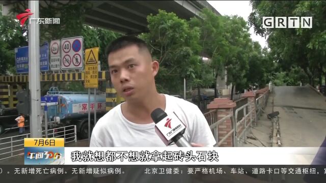 东莞常平:小车即将没顶 两男子砸窗救出司机