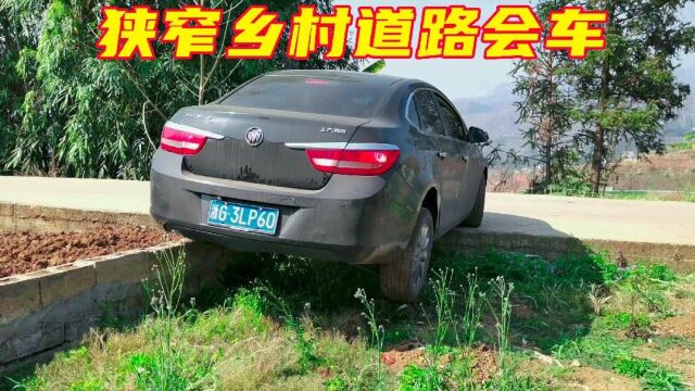 狭窄的乡村道路会车,老司机用跷跷板的原理.