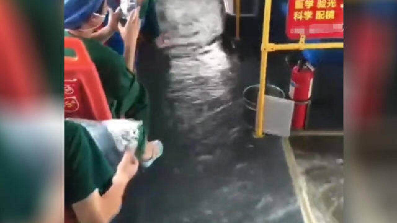 实拍北海暴雨:公交车“水漫”车厢乘客抬脚避水 汽车被淹开不动