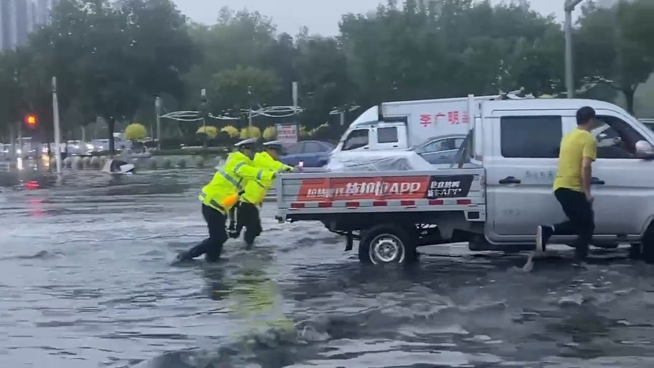 感谢所有风雨烈日下坚守的交警