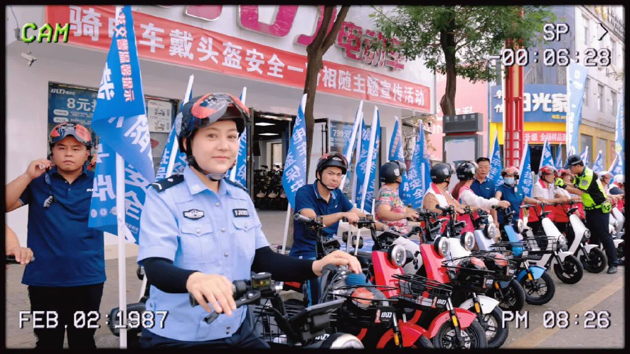 大荔“警企”联动街头巡游宣传交通安全