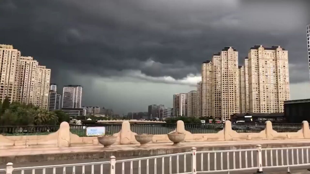 南方高温渐显颓势 实拍温州黑云压城 城区突降暴雨冰雹