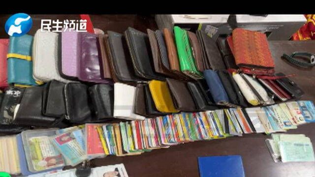 河南郑州:多种物品遗落公交车上,小莉现场联系寻找失主