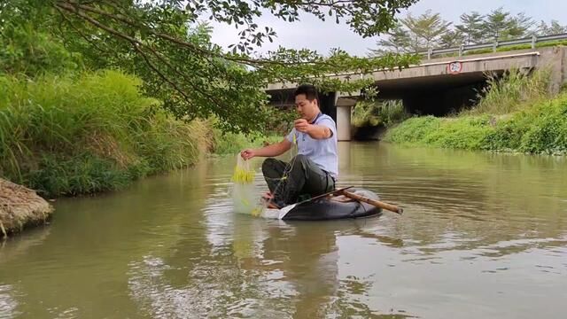 河道搞野,下网捕鱼,水上运动,给生活找点乐子,鱼乐鱼乐分享