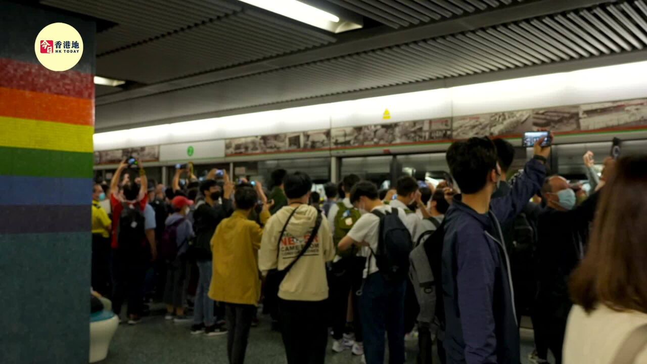 港铁国产新车“Qtrain”今日起投入使用,市民兴奋“打卡”