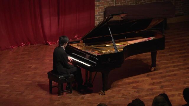 江杰飞于英国南安普敦大学音乐厅演奏巴赫布梭尼夏康舞曲