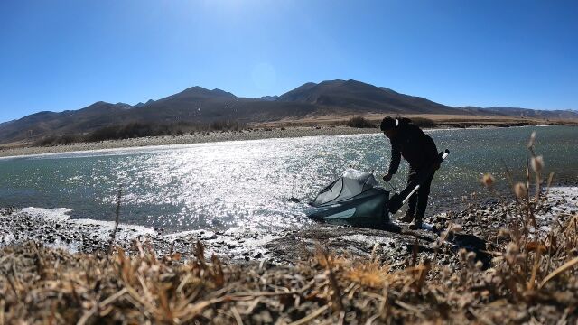 冬季骑行进藏,营地遭遇大风一片狼藉,帐篷吹河里了损失惨重