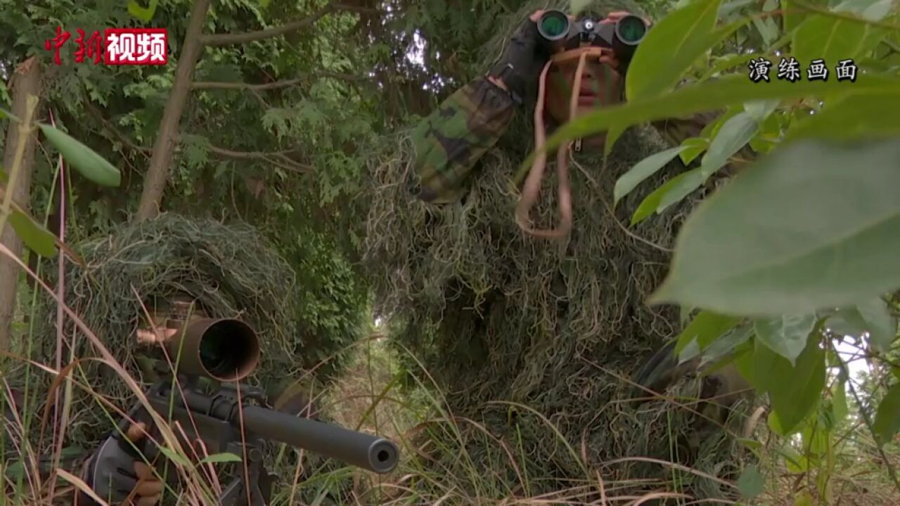 实拍武警特战队员山林地捕歼战斗演练