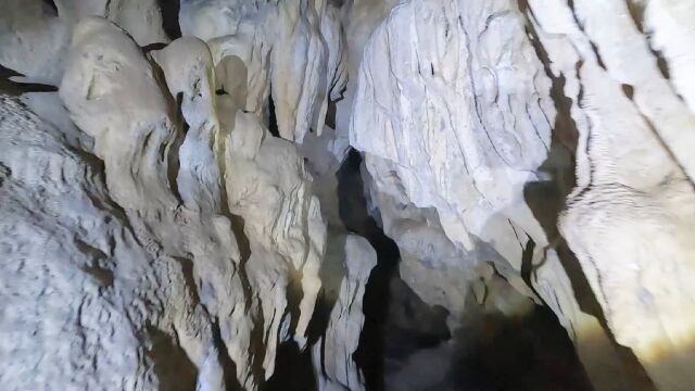 探秘大冶市上纪村半山罗溶洞