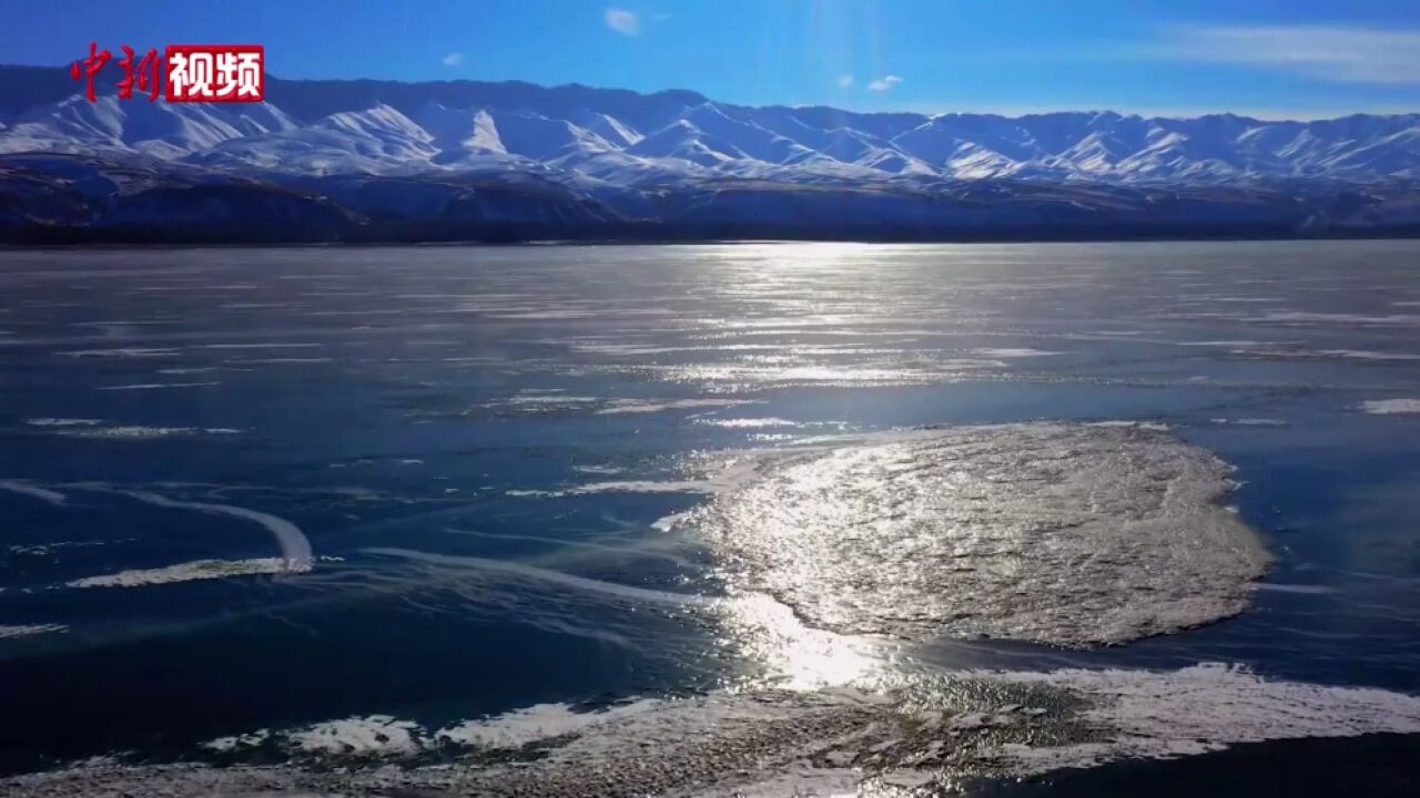 新疆喀拉托海湖绝美碎冰似“海洋地图”