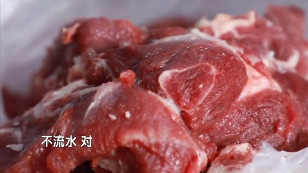 大集猪肉摊生意真好!猪肉优质,价格更是实在!