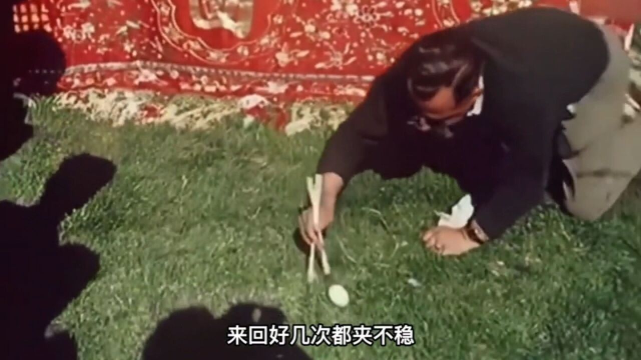 1960年老外用筷子夹菜比赛的影像,成功把食物放进嘴里的人,屈指可数