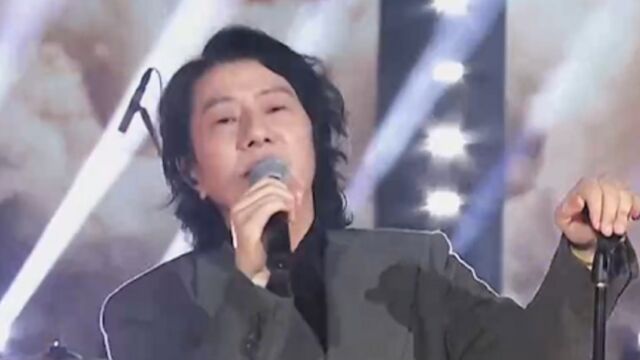 摇滚乐歌手郑钧放声歌唱,演唱歌曲《热爱》,带来别样情怀