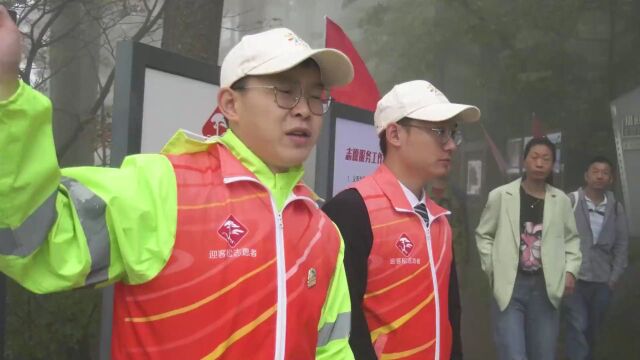 黄山景区烟雨朦胧 志愿服务情暖客心