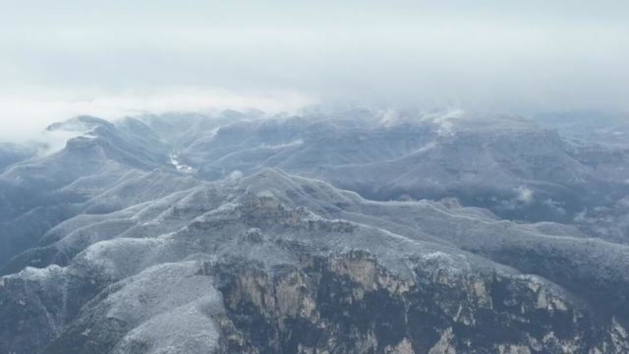 云台山迎三月桃花雪3月16日,河南焦作云台山迎来了三月桃花雪,纷纷扬扬的大雪飘落而至