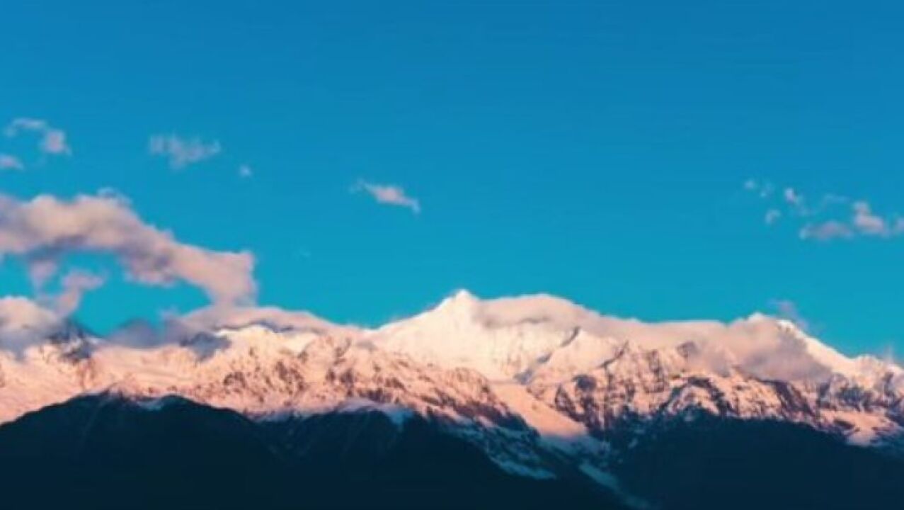 绝美!梅里雪山再现“日照金山”美景