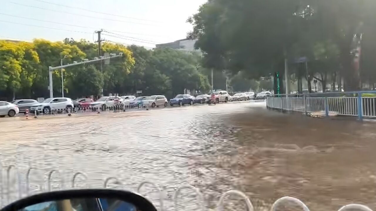 邢台一供水管道破损路上泥水一片,供水公司:部分街道已停水,正在抢修