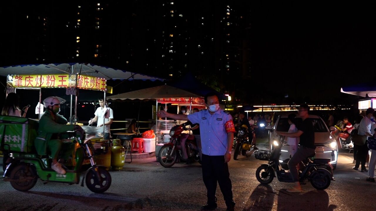 夜市占道经营?广州一网红摆摊点设专人疏导交通,烟火气维续