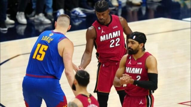 备战G2太轻松！掘金训练场大秀橄榄球 巴特勒看风景+按摩+打牌