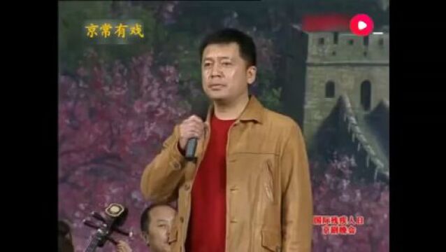 他是《亮剑》中的赵政委,何政军唱起京剧《珠帘寨》很有味道