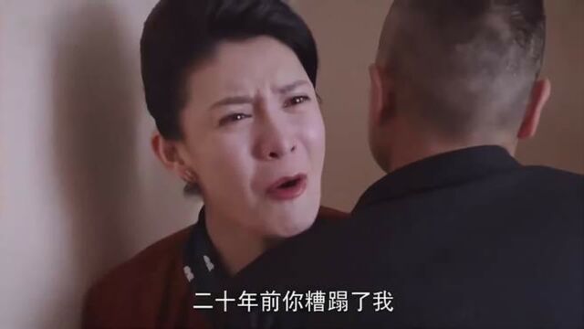 绽放:黑老大逼女孩拍亲密照,下秒亲妈赶到:她是你的亲生骨肉!