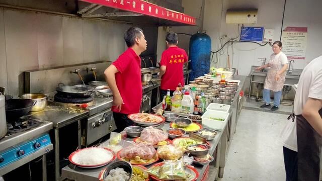 饭店生意爆火:厨房菜品把控失职,导致凉菜被投诉,厨师长找原因#厨师懂厨师 #厨师那点事儿 #烹饪美食 #厨师之路 #厨师日常