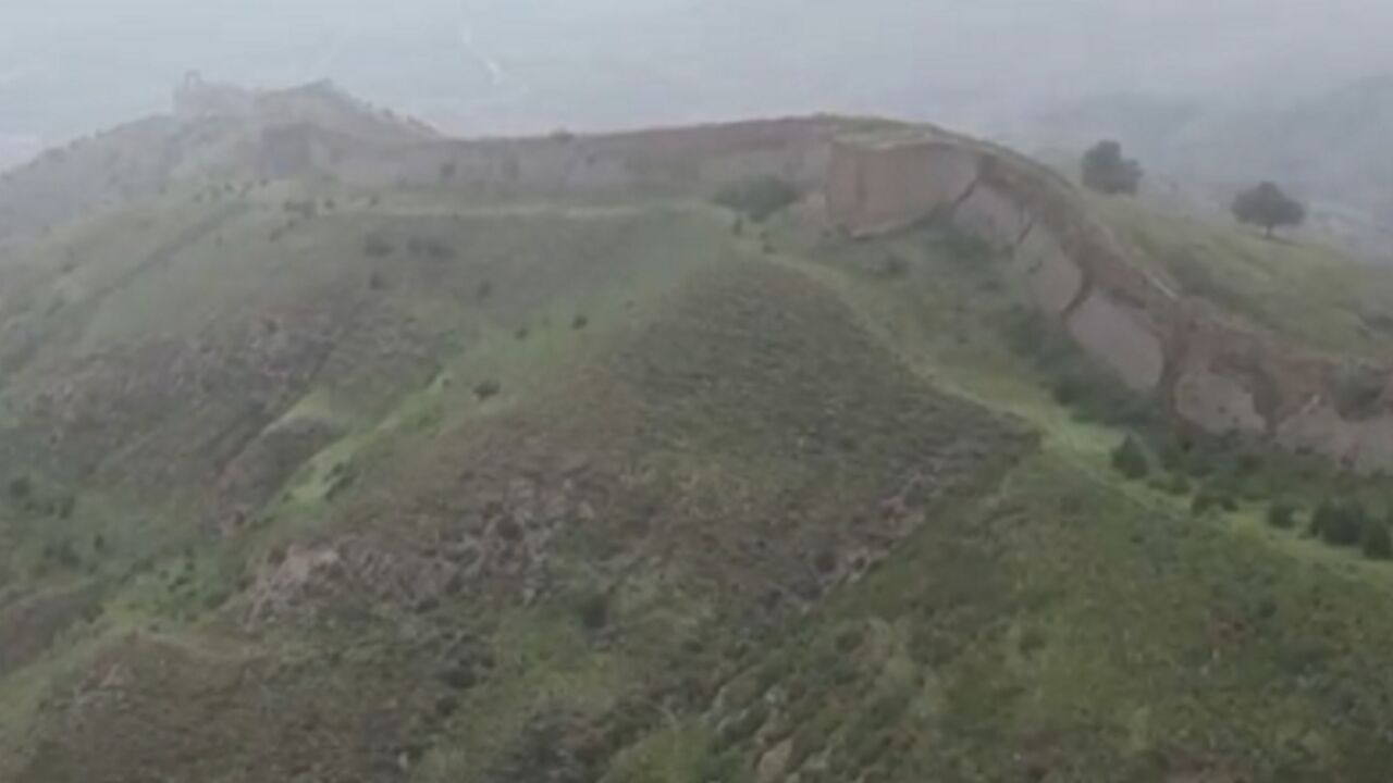 山西朔州雨后广武明长城雄武巍峨屹山峦