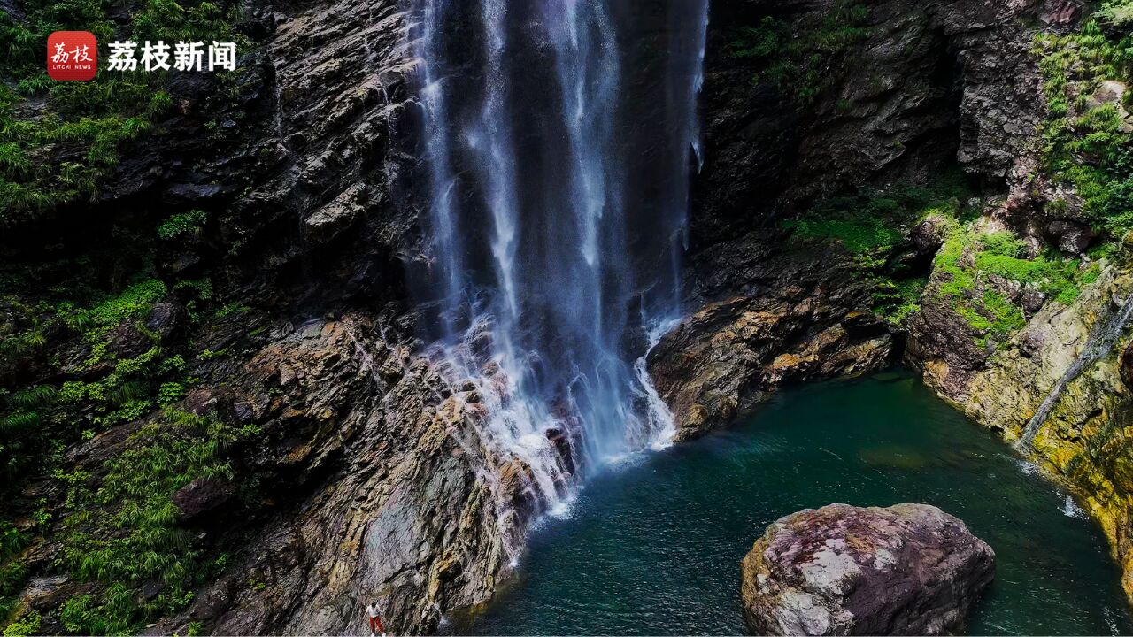 隔屏感受“飞流直下三千尺”的气势!庐山三叠泉瀑布如游龙飞泻