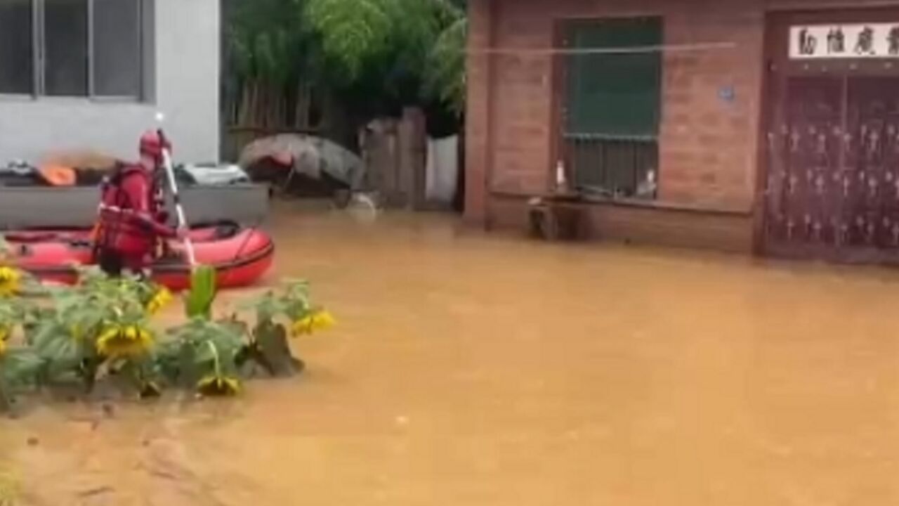 甘肃徽县强降雨致部分村庄积水严重,群众紧急转移