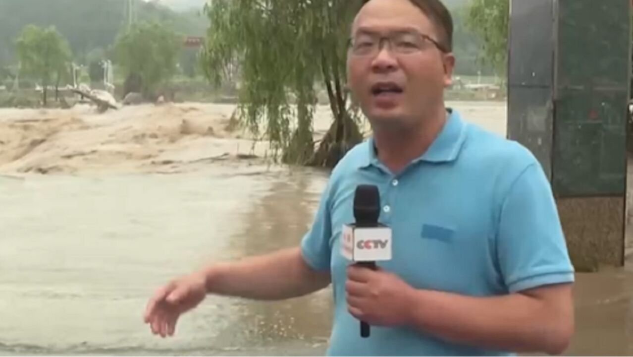 河北保定:架起向被困村庄运送物资的空中通道