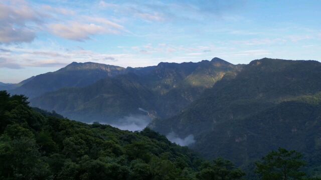 茫荡山云海向东两万六千里,最美的遇见就是你刚好在此,我刚好路过