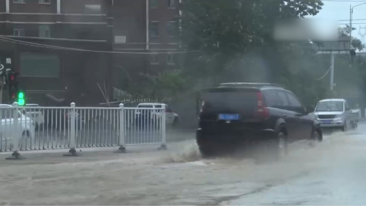 山西阳泉:暴雨致城市多处积水,多部门排水防汛